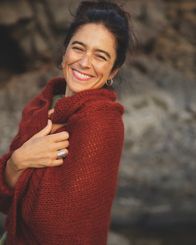 Volver al pulso. Mujer con mano sobre el corazón recordando su ritmo interior — Método Inneris