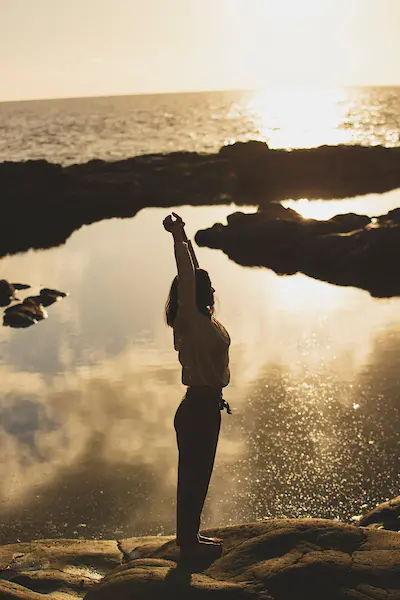 Figura en calma frente al mar al atardecer, símbolo de lo que queda cuando todo se apaga: la luz interior que sigue viva en el silencio.