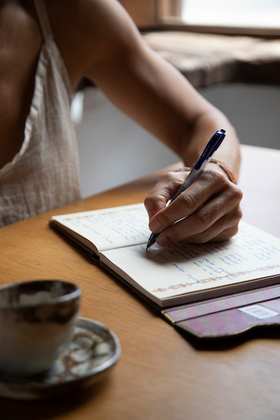 “Señales de transición vital: mujer en un umbral y ritual Inneris de silencio y escritura”