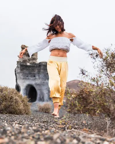 umbral vital mujer caminando lanzarote inneris