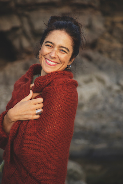 Volver al pulso. Mujer con mano sobre el corazón recordando su ritmo interior — Método Inneris